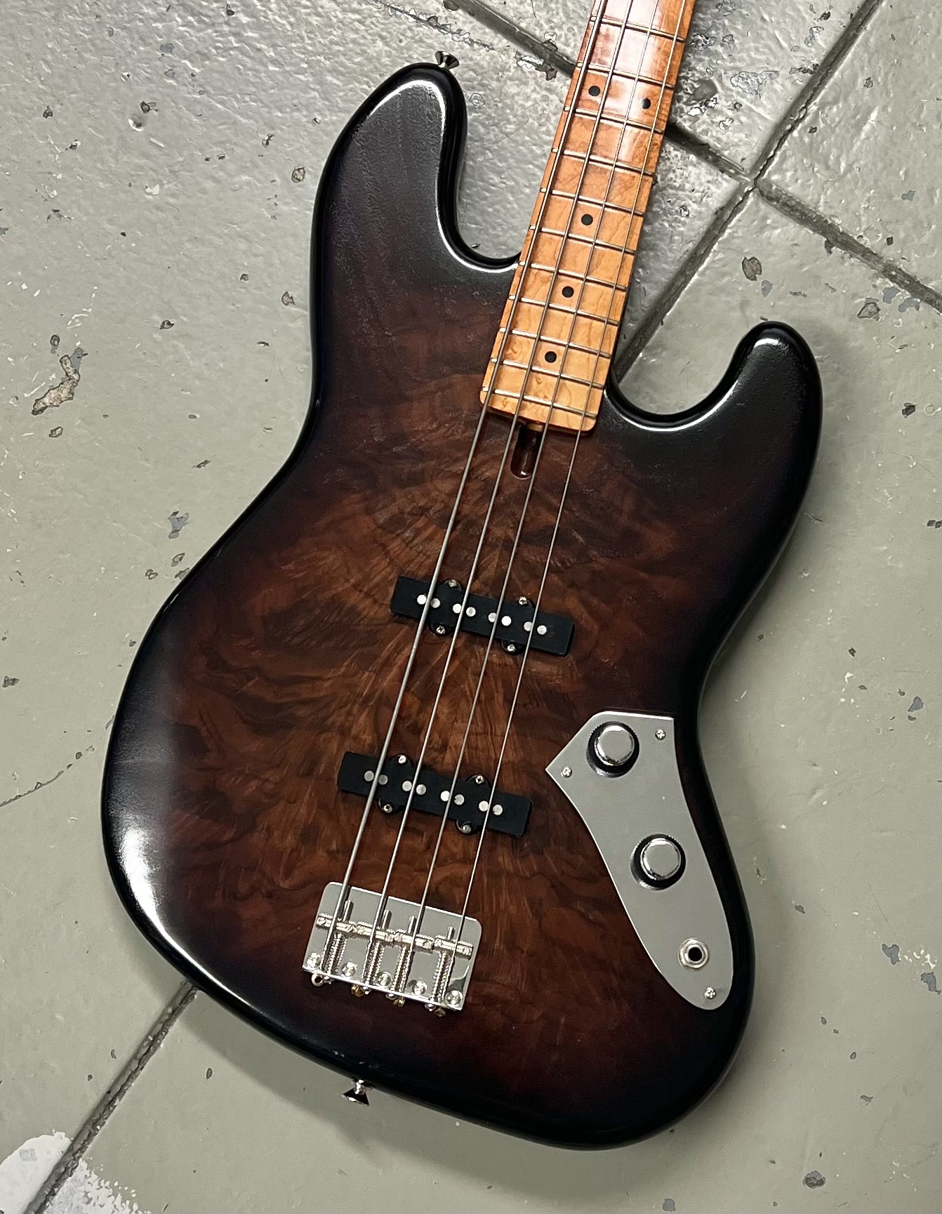 #J4-2124 Olinto 4-String Jazz Bass - Burst (Ultra Thin Nitro)
