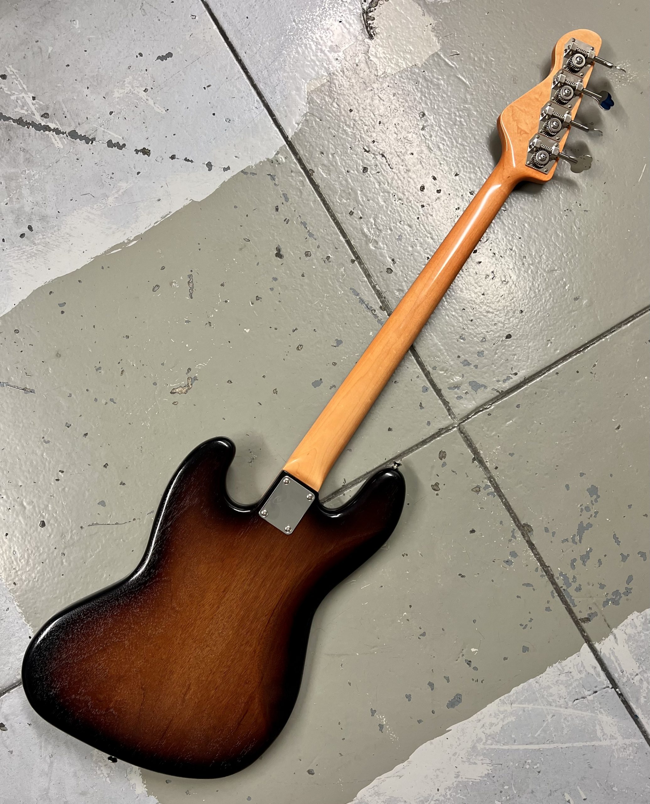 #J4-2124 Olinto 4-String Jazz Bass - Burst (Ultra Thin Nitro) - Image 4